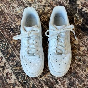 Air Force 1 - Women’s Size 7.5 - Excellent Pre-Loved Condition